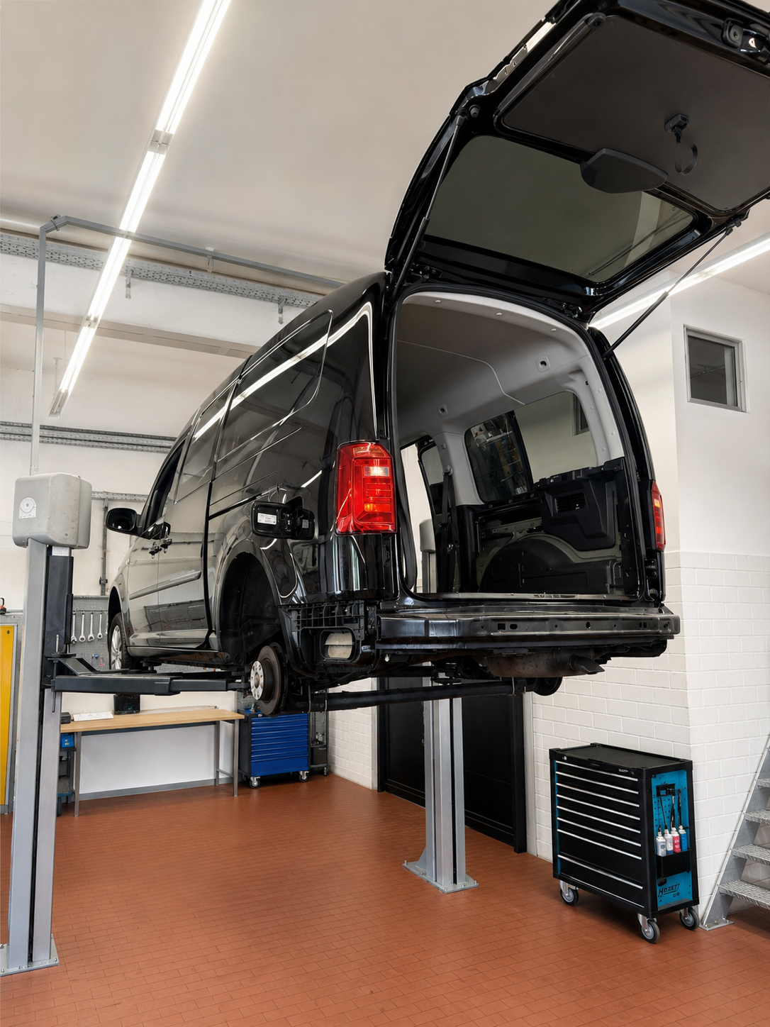 Fahrzeug auf der Hebebühne in der Ritter Reha Werkstatt